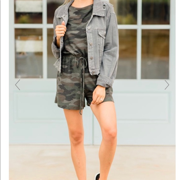 Distressed gray denim jacket Mint Julep Boutique - Picture 3 of 6